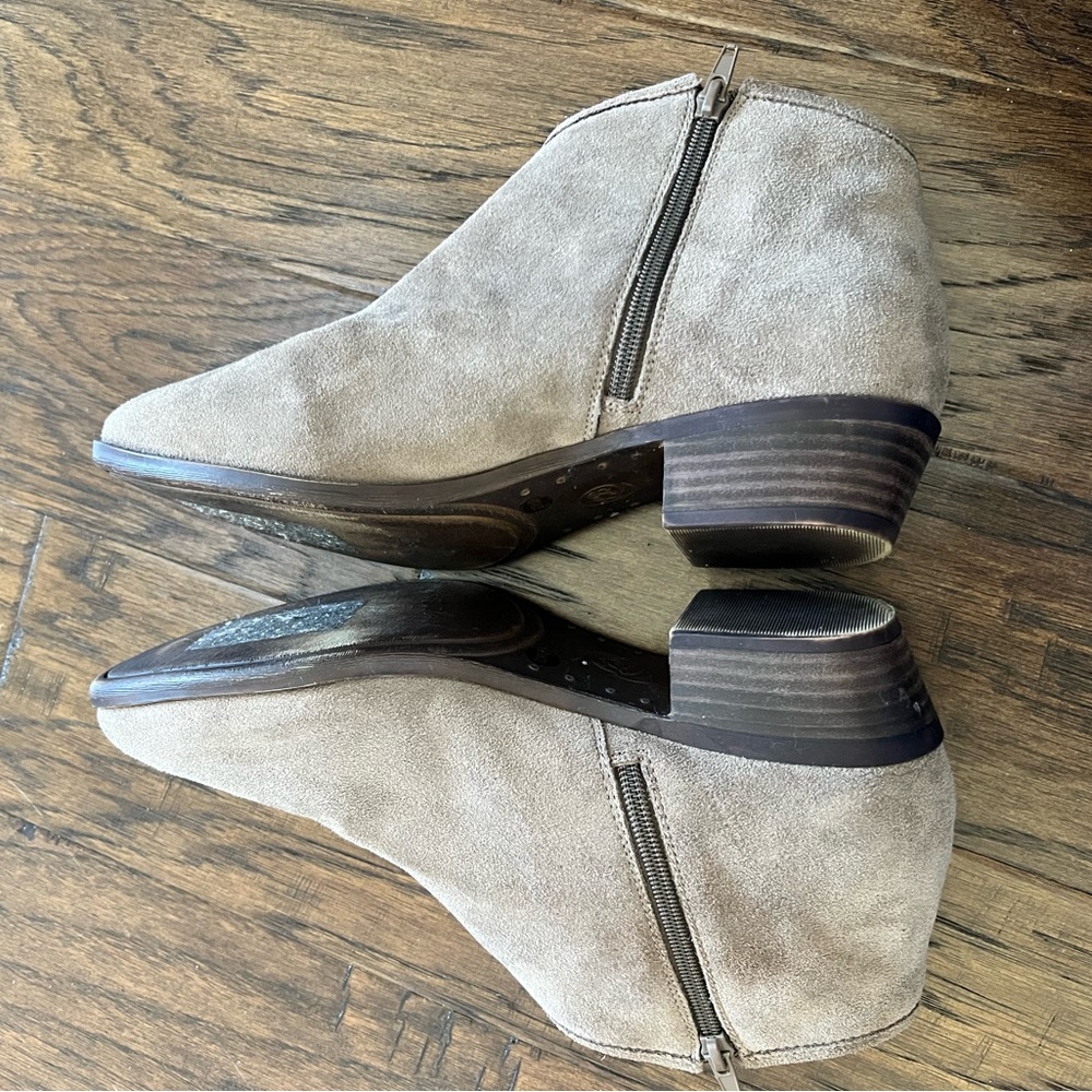 Lucky Brand Brekke Ankle Booties Suede Leather Tan Greige 12W Wide - Picture 2 of 7